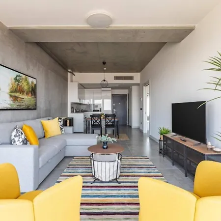 Gorgeous Bright Cool 1bd Views! #359 アパート