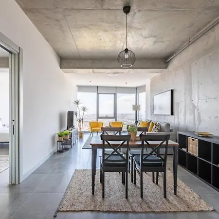 Gorgeous Bright Cool 1bd Views! #359 شقة