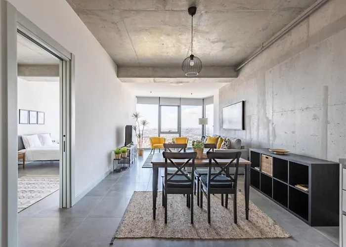 Gorgeous Bright Cool 1bd Views! #359 Lägenhet